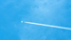 Himmel mit Flugzeug und Kondensstreifen