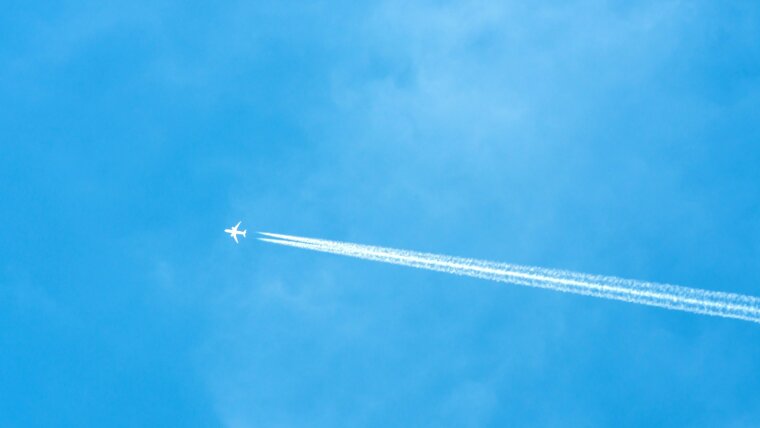 Himmel mit Flugzeug und Kondensstreifen