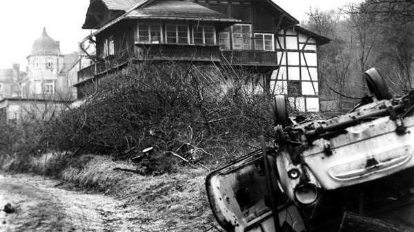 Bienenhaus mit ausgebranntem Autowrack (um 1990, mit freundlicher Genehmigung der Pressestelle der FSU Jena)