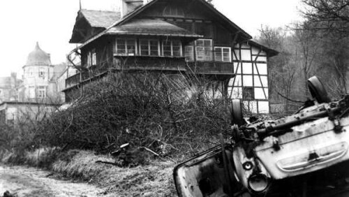 Bienenhaus mit ausgebranntem Autowrack (um 1990, mit freundlicher Genehmigung der Pressestelle der FSU Jena)